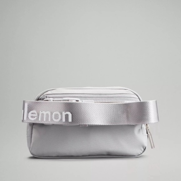 lululemon everywhere belt bag 🤍 - Picture 4 of 5